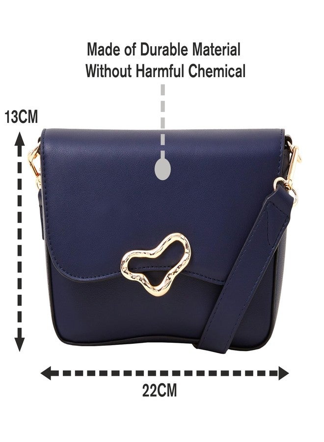 أكسيسورايز حقيبة كروس بودي نسائية من أكسسورايز لندن باللون الأزرق الداكن بتفاصيل معدنية - Image 2